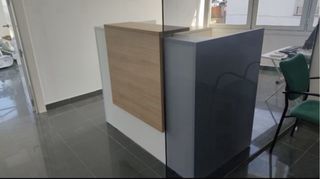 Mostrador de recepción blanco y madera