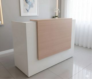 Mostrador de recepción blanco y madera
