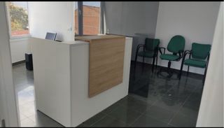 Mostrador de recepción blanco y madera