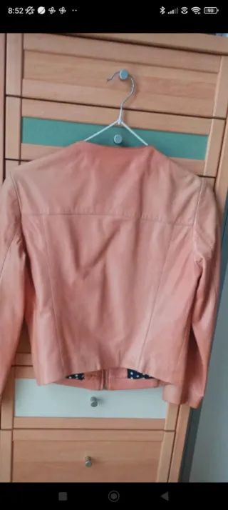 Cazadora de piel naranja pastel