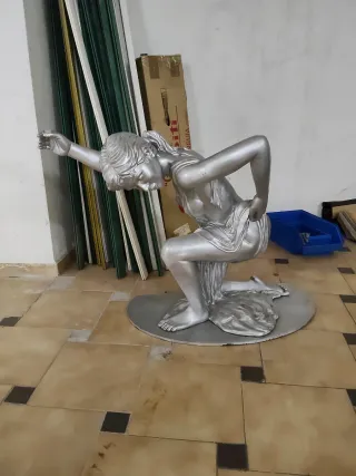 Tavolo consolle con figura di donna in cristallo e metallo