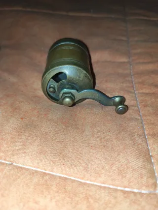 Molinillo de especias antiguo de latón