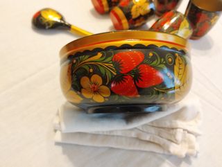 Set bicchieri e ciotola in legno dell'est Europa