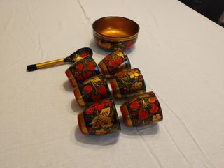 Set bicchieri e ciotola in legno dell'est Europa