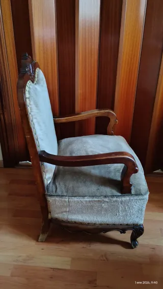 Butaca antigua de madera y trla