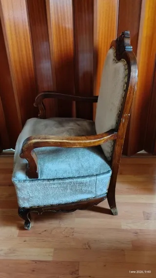 Butaca antigua de madera y trla