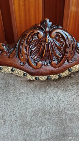 Butaca antigua de madera y trla