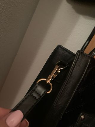 Bolso negro de terciopelo acolchado