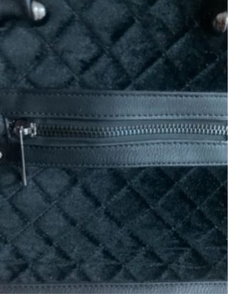 Bolso negro de terciopelo acolchado