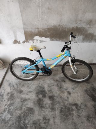 Bicicleta infantil azul poco usada