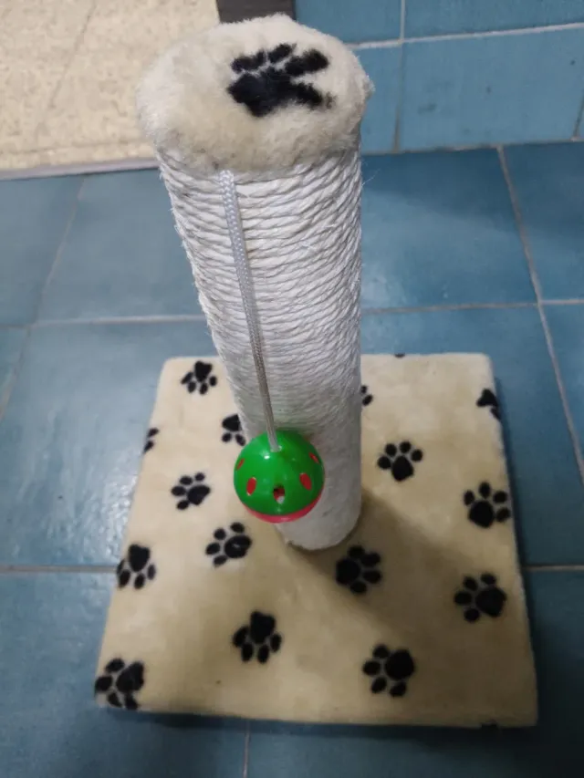 Rascador para gatos con pelota,mi gato no lo usa