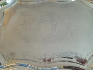 Bandeja de metal plateada