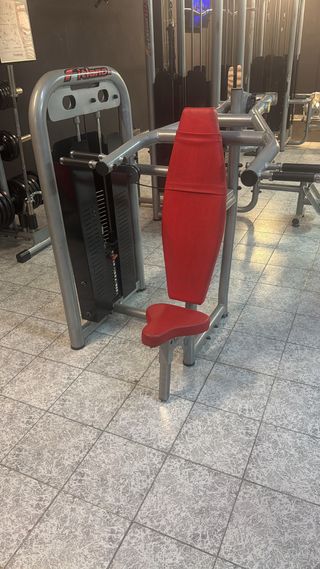 Máquina de gimnasio para hombros