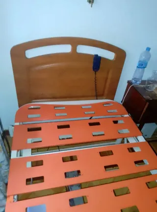 Cama articulada madera y naranja con mando