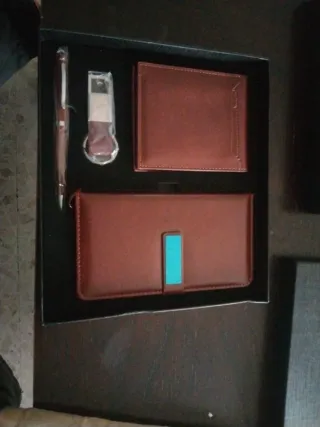 Set Regalo: Cartera, Agenda, Bolígrafo y Llavero