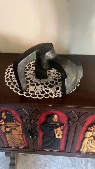 Escultura abstracta figura humana piedra