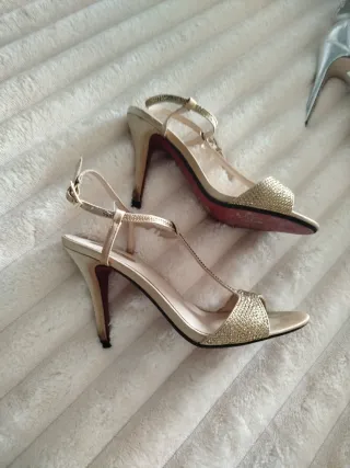 Zapatos dorados tacón adornados