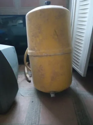 Abonadora de riego amarilla