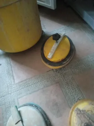 Abonadora de riego amarilla