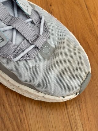 Zapatillas Nike grises y blancas