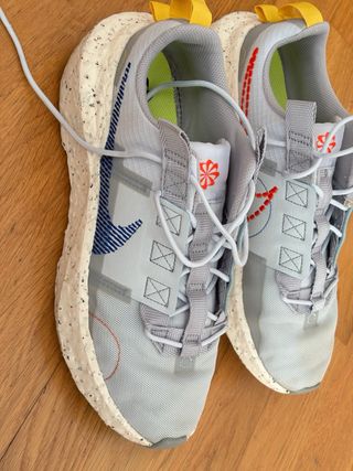 Zapatillas Nike grises y blancas