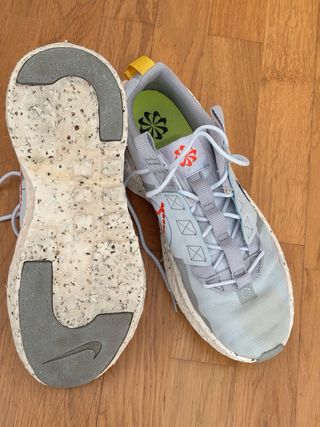 Zapatillas Nike grises y blancas