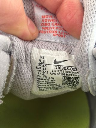 Zapatillas Nike grises y blancas