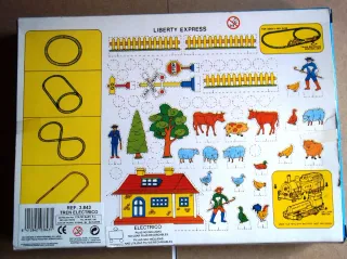 Tren de juguete con vagones y coches