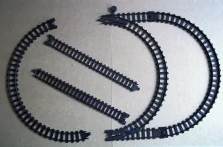 Tren de juguete con vagones y coches