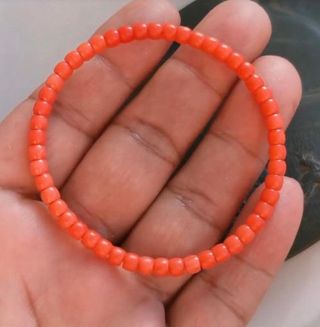 Pulsera naranja de cuentas