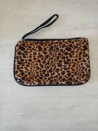 Pochette con stampa leopardata e laccetto