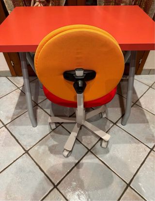 Scrivania e sedia cameretta arancione/rossa