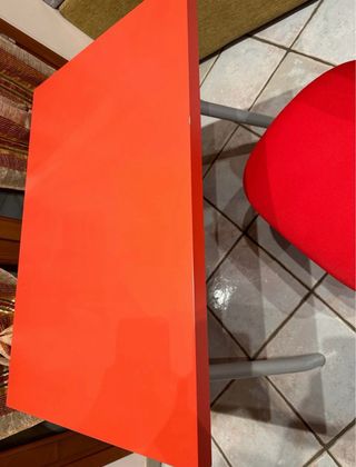 Scrivania e sedia cameretta arancione/rossa