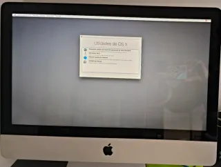 iMac Apple con teclado y ratón inalámbrico