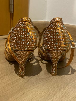 Zapatos de baile dorados con brillantes
