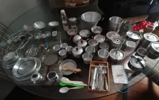 Varios utensilios cocina  y Miniaturas de juguete.