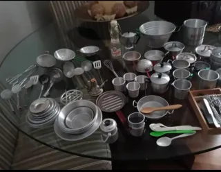 Varios utensilios cocina  y Miniaturas de juguete.