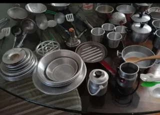 Varios utensilios cocina  y Miniaturas de juguete.