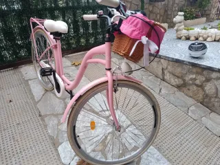 Bicicleta rosa y blanca con cesta