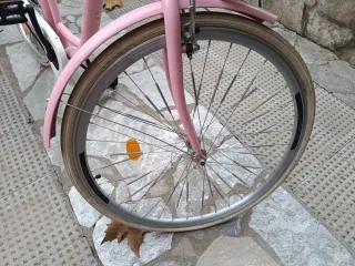 Bicicleta rosa y blanca con cesta