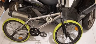 Bici BMX plateada con ruedas amarillas