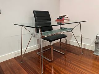 Tavolo in vetro e metallo inox