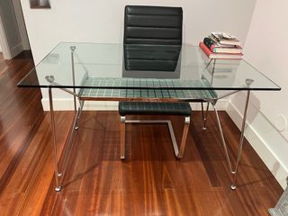 Tavolo in vetro e metallo inox