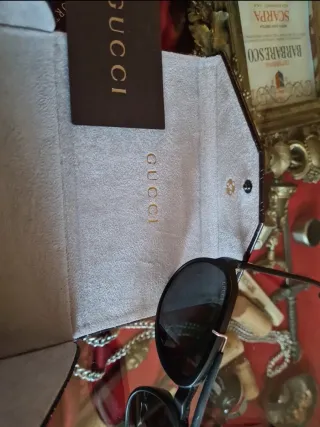 Occhiali da sole Gucci neri e oro