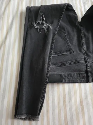 Vaqueros Zara grises rotos talla S