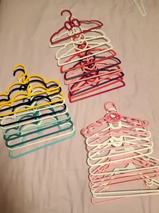 Lote de 30 perchas infantiles de plástico