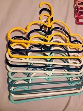 Lote de 30 perchas infantiles de plástico