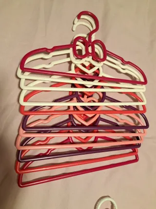 Lote de 30 perchas infantiles de plástico