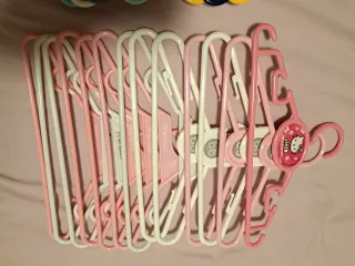 Lote de 30 perchas infantiles de plástico