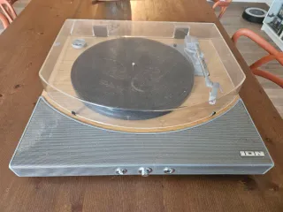 Giradischi ION con Soundbar Bluetooth